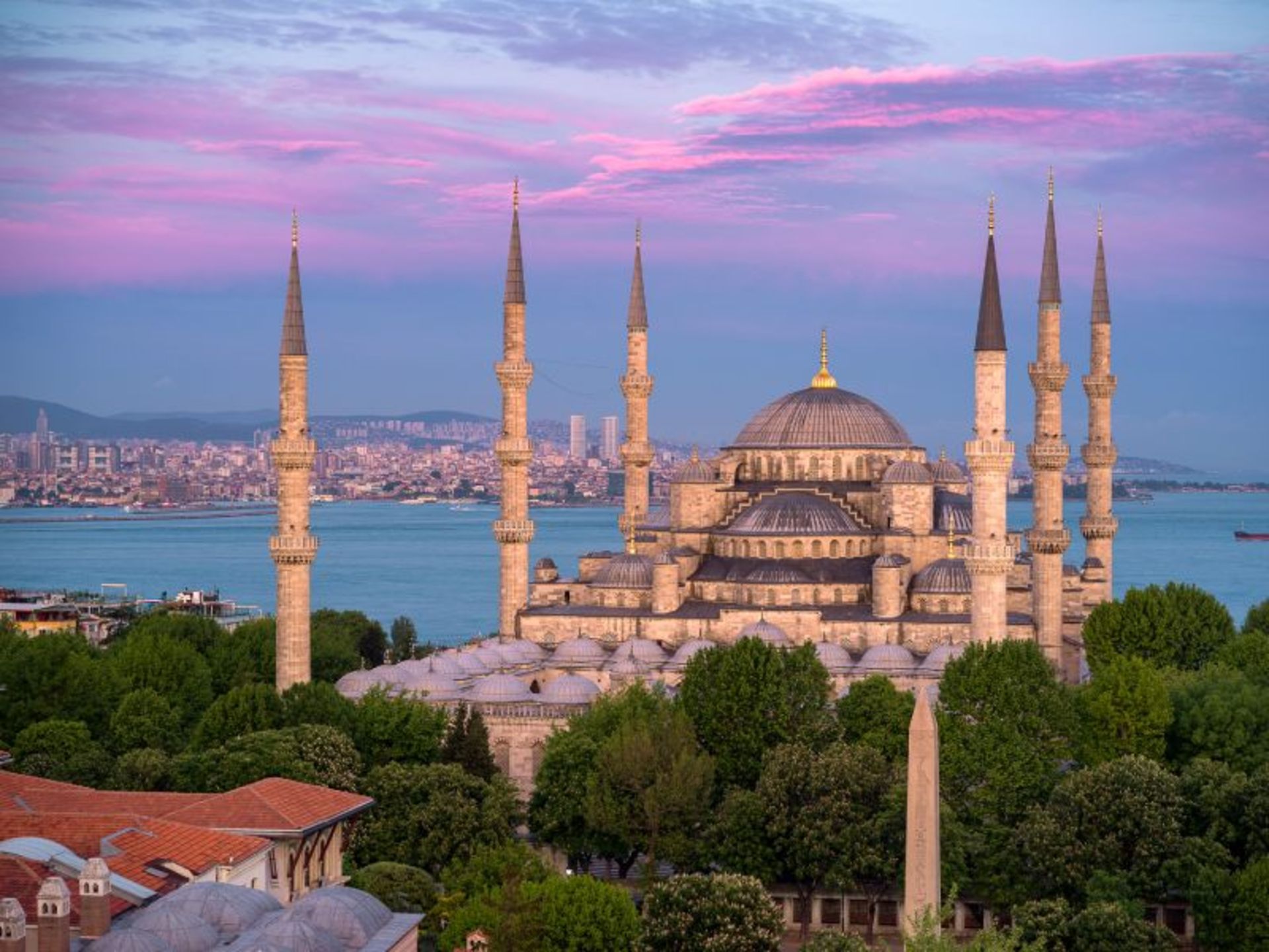 Blue Mosque next to Bosphorus