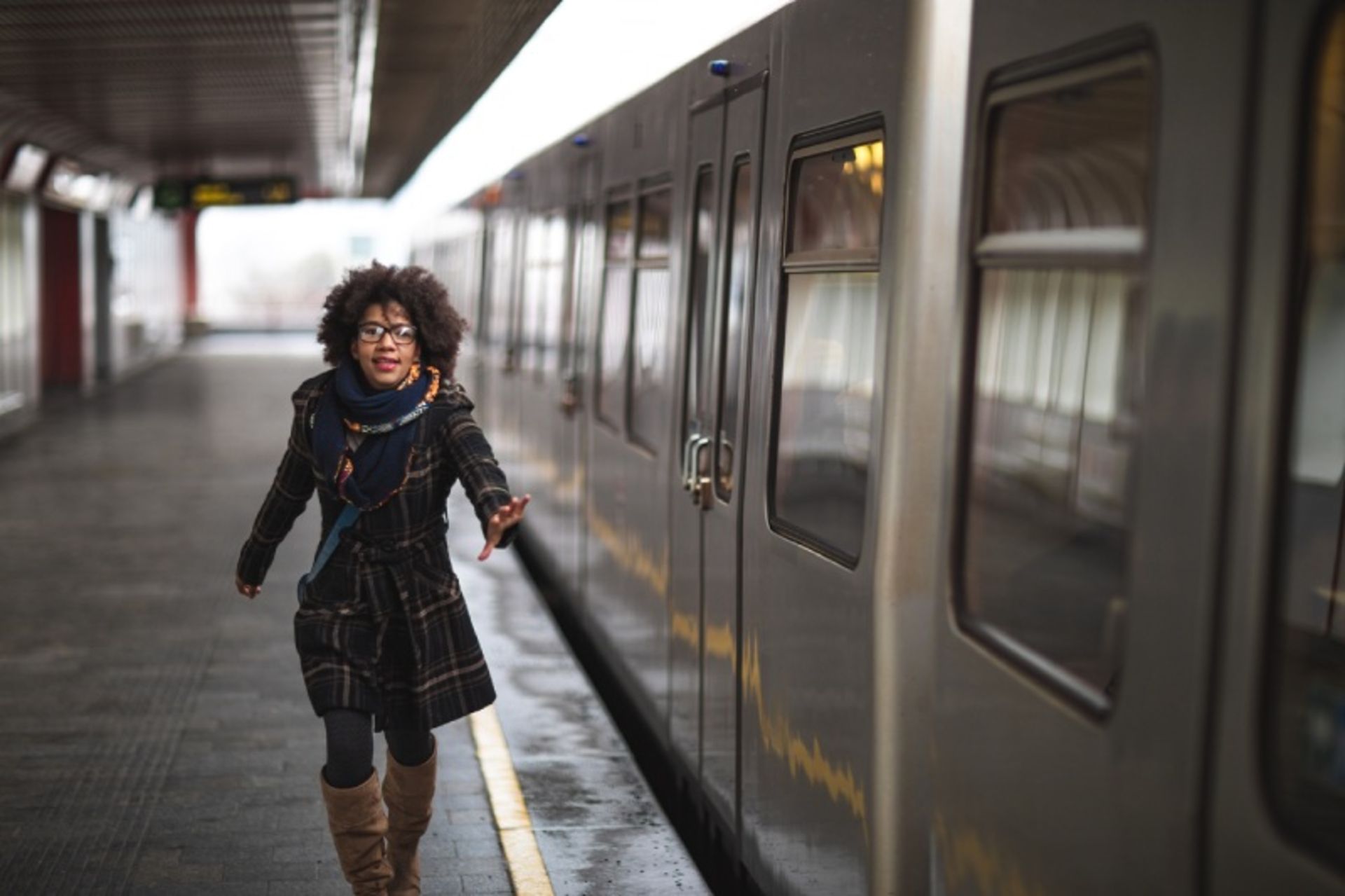 The female passenger with wier clothes beside the train