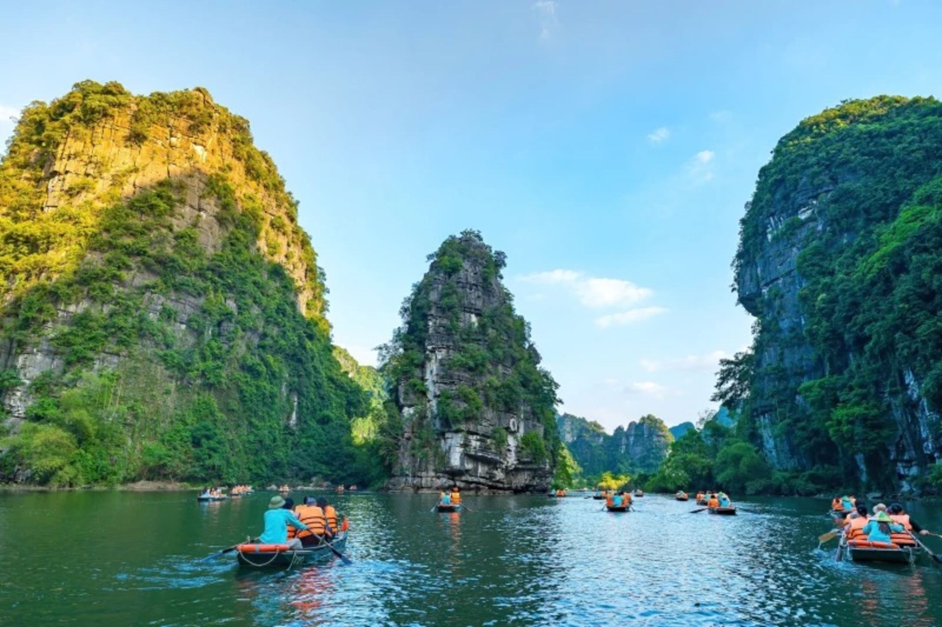 Boating tours around the Trang Forest Tower in Vietnam