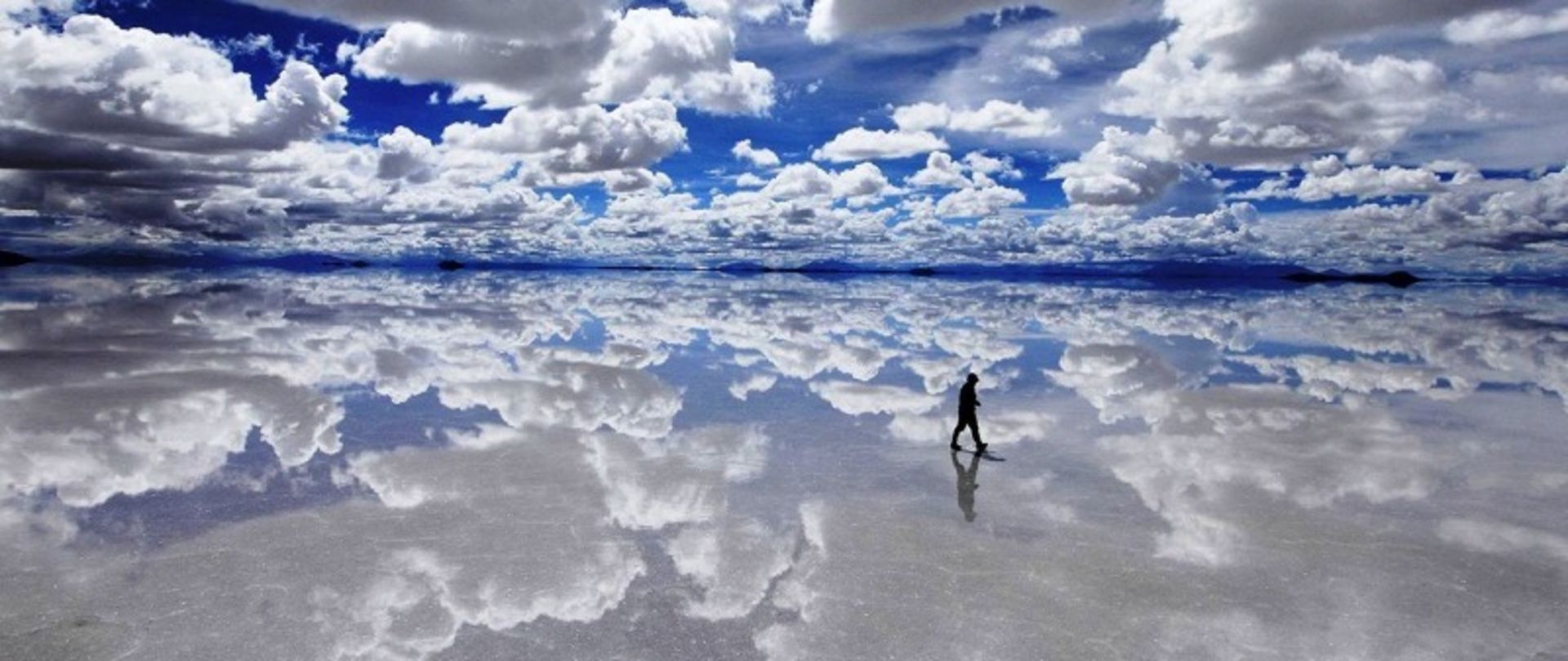 Salt Salt Di Yuni Plain in the day and the reflection of the heavens and clouds in it