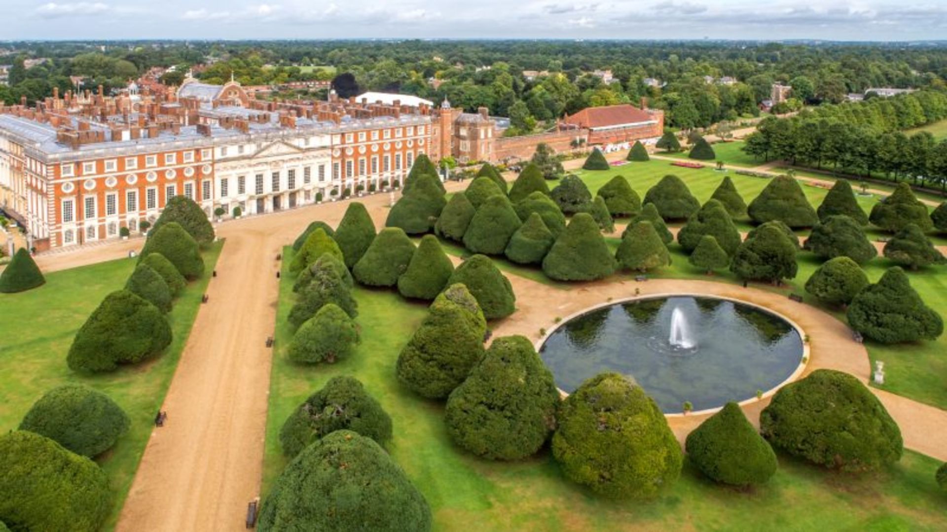 The nature of the palace Hampton Cort