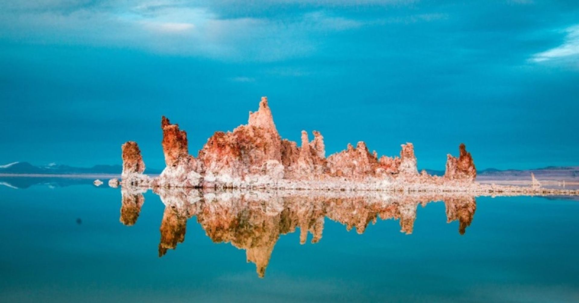 Calcium carbonate towers inside Lake Mono