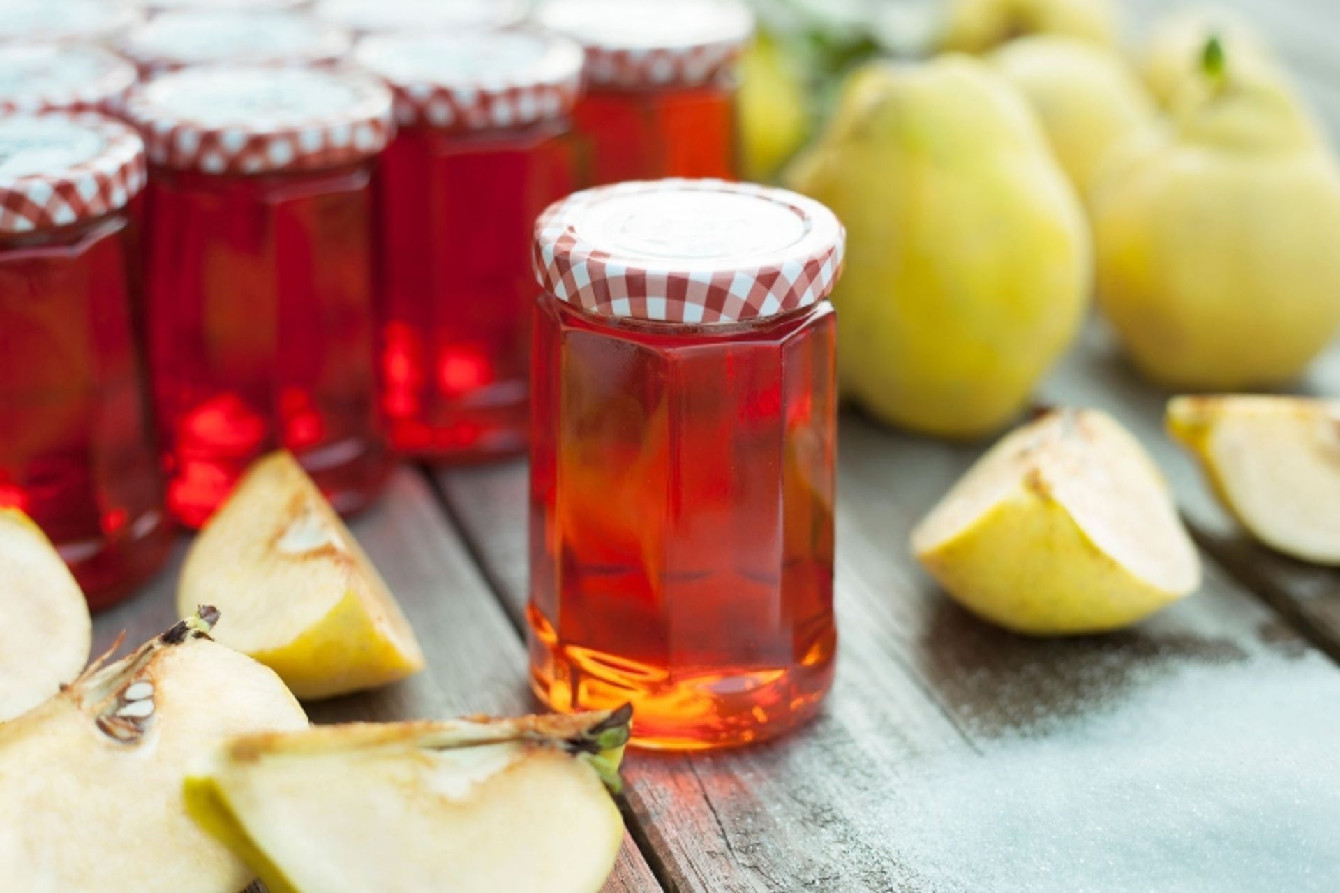 Syrup to lemons in the glass in the closed