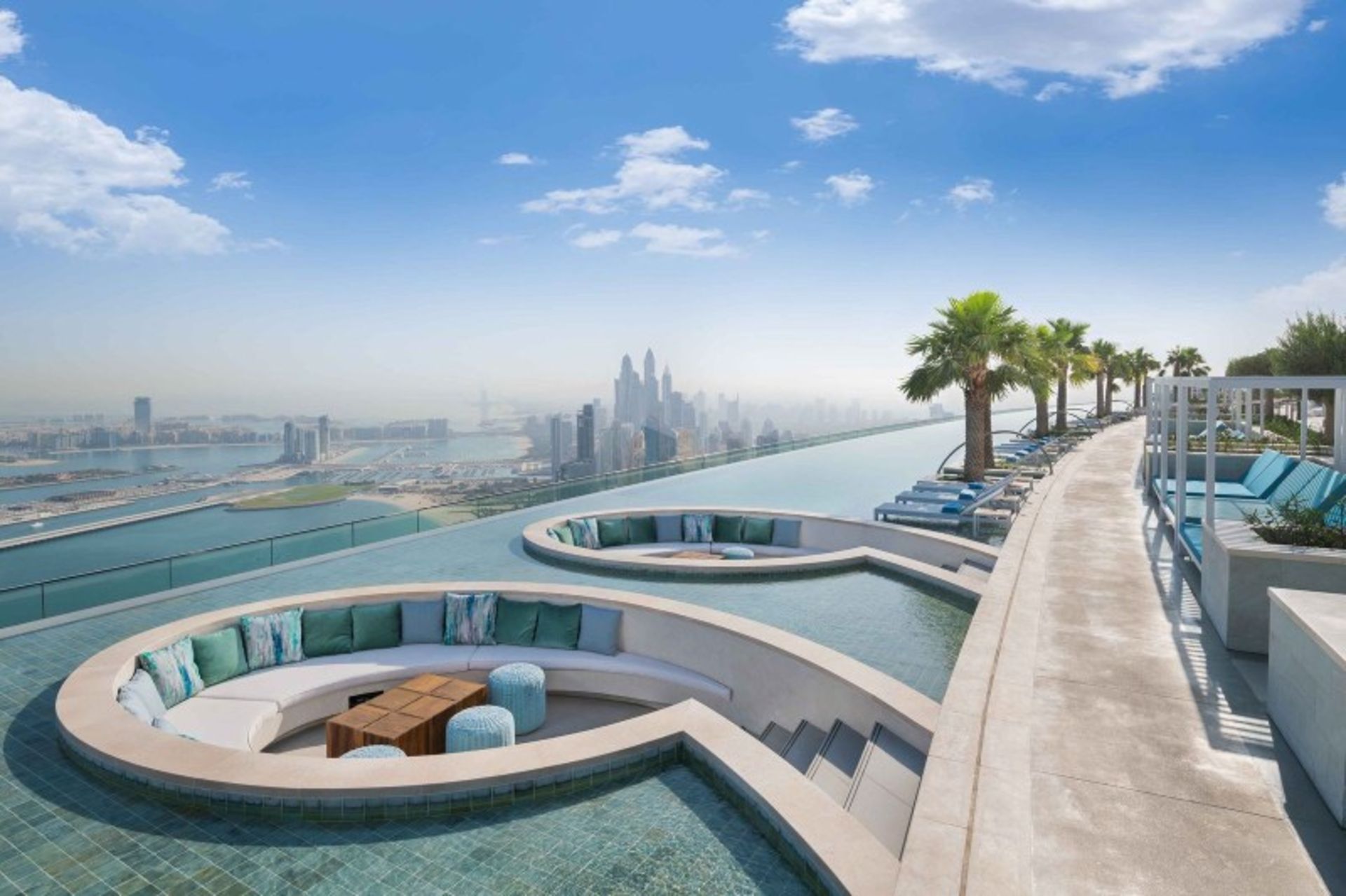 Pool beds in the Ruf Top pool at the Hotel Beach Resort Dubai