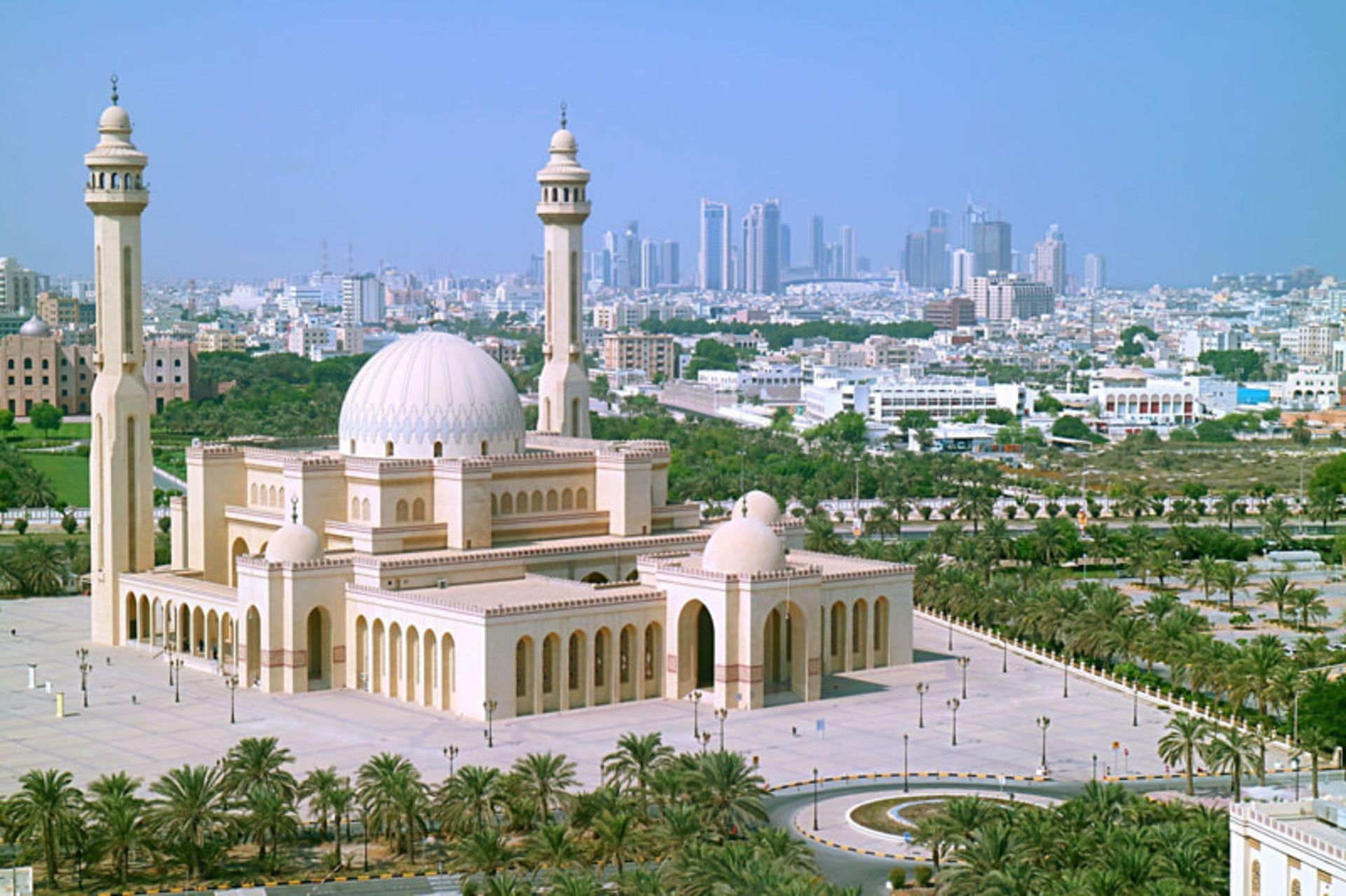 Bahraini al -Fattah mosque with dome and white minarets and city landscape 