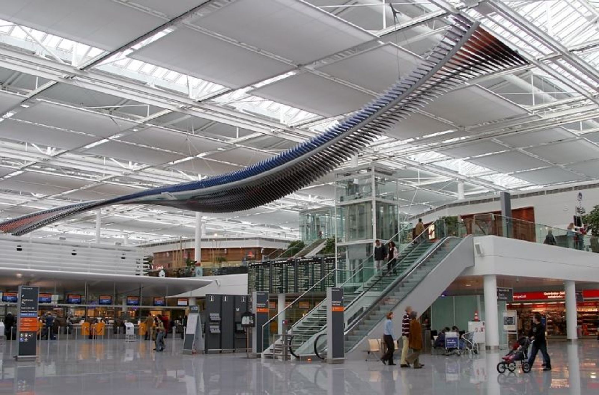 Passengers in the ierior of the Franz Youssef Strauss Airport 