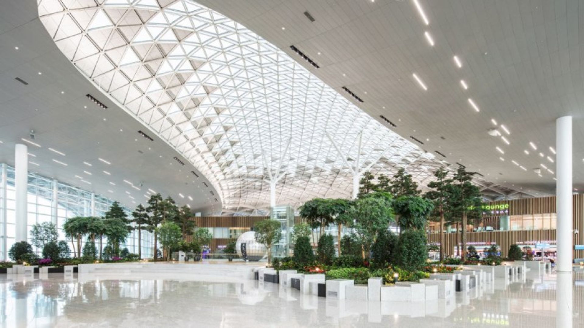 Incheon Iernational Airport's lush ierior 