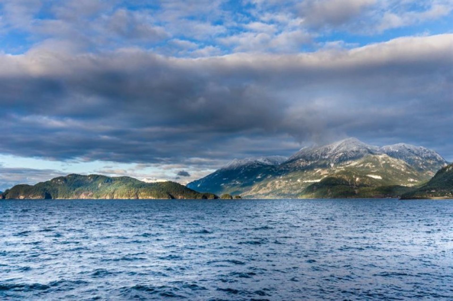 Lake Harrison and the surrounding mouains on the cloudy day