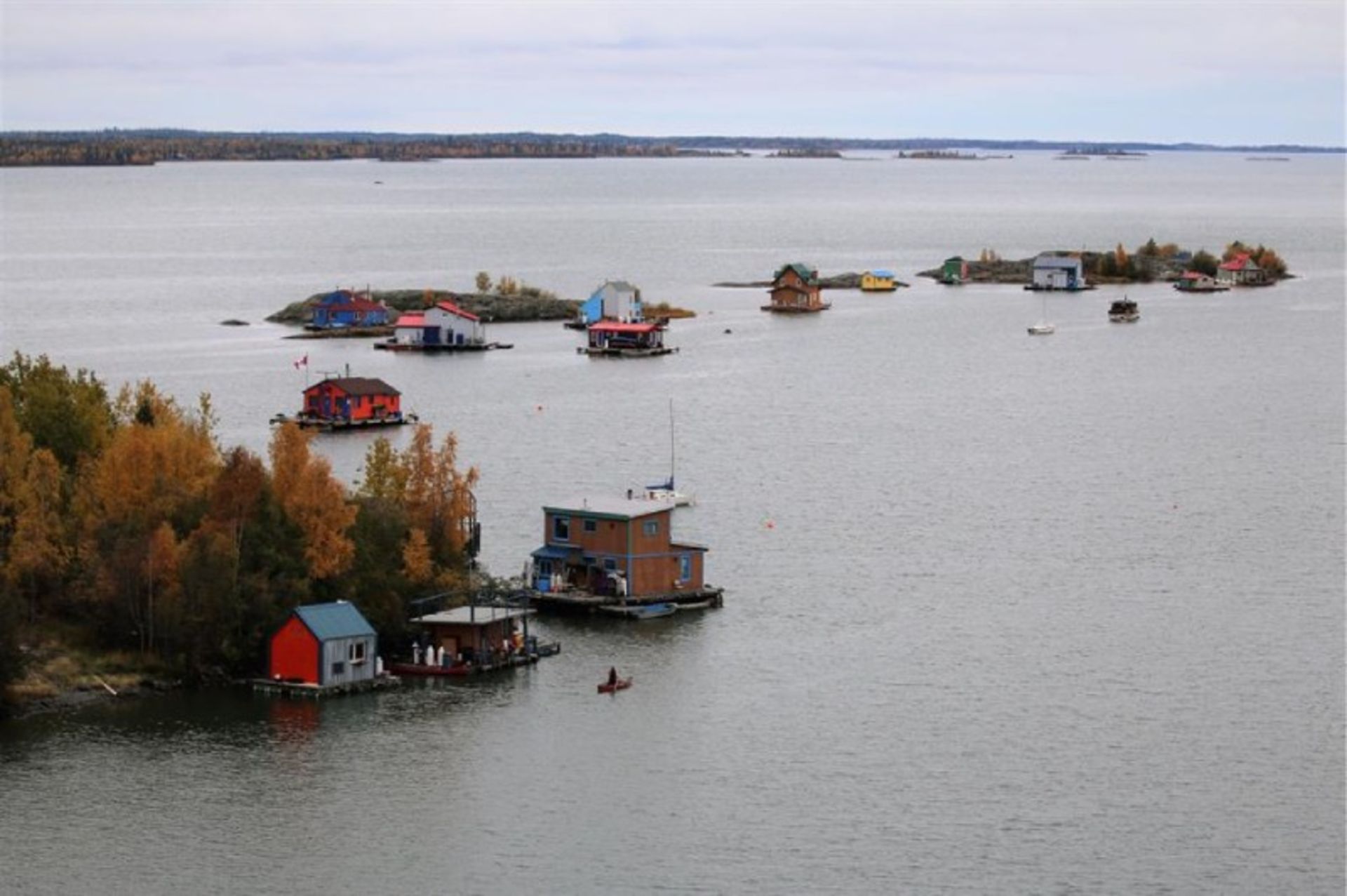 Resideial Homes inside Lake Grit Slio in Canada