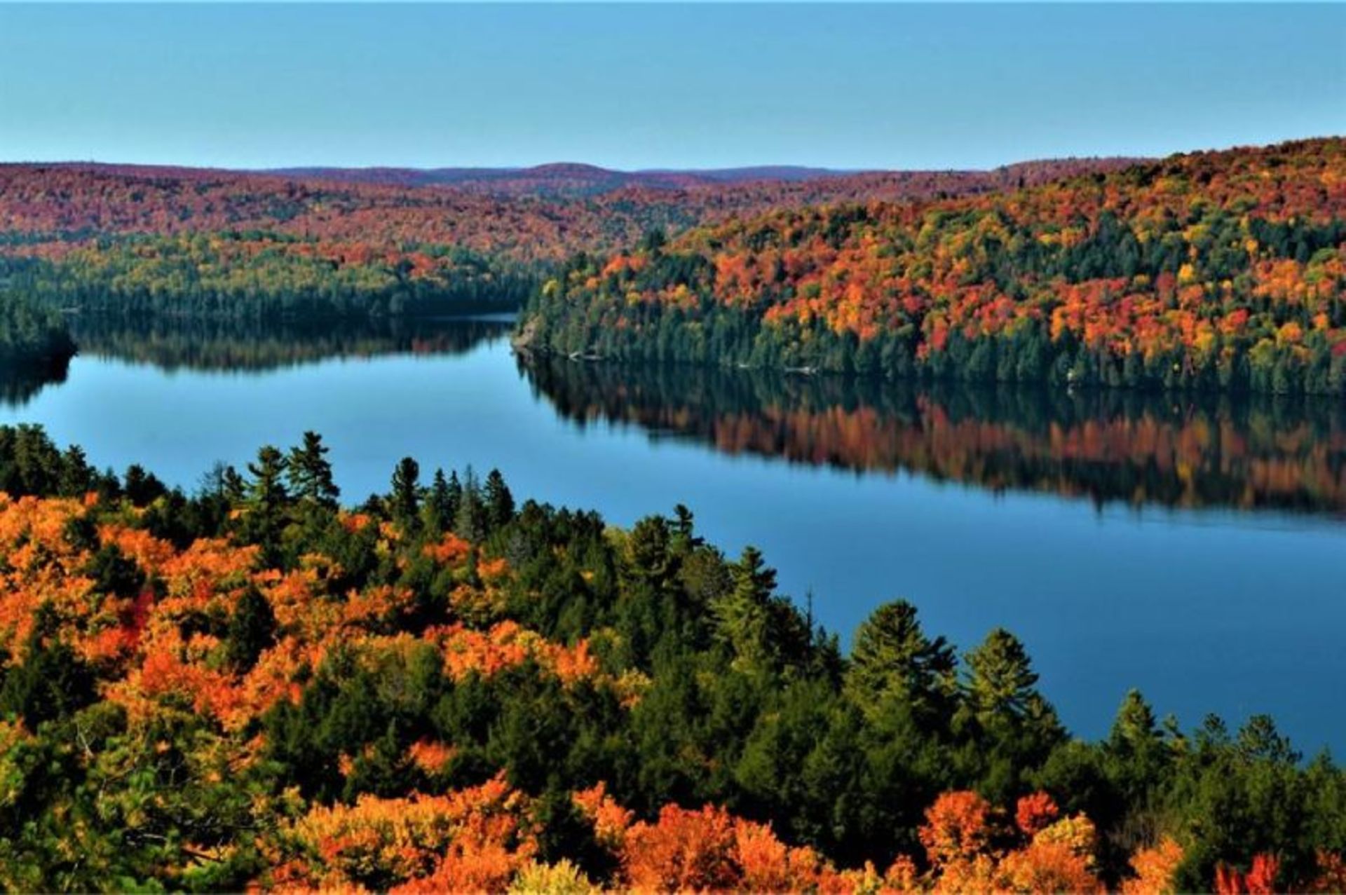 Lake Rock surrounded by colorful trees in Oario