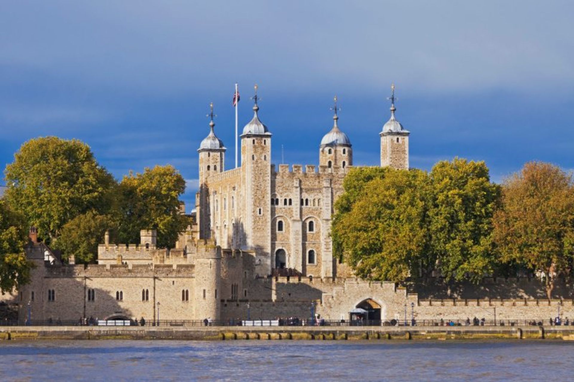 London Tower on the side of the river 