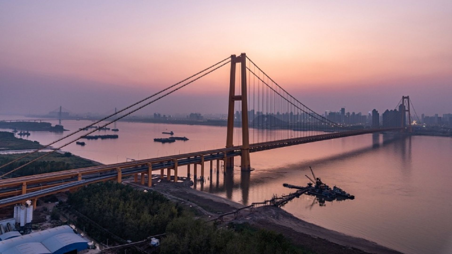 Yangsi Gang bridge over the river 