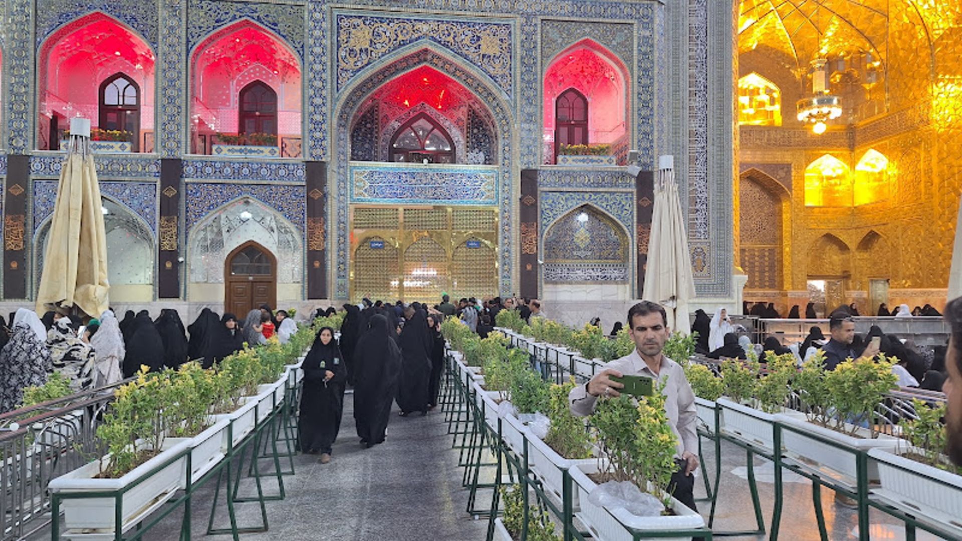 Pilgrims queue to eer the shrine of Reza (AS)