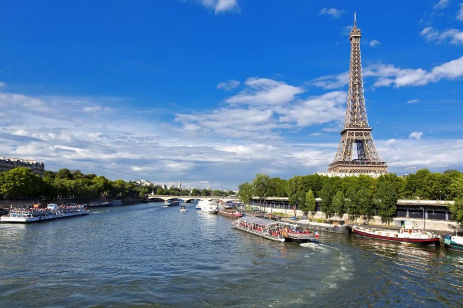 San River in the vicinity of the Eiffel Tower