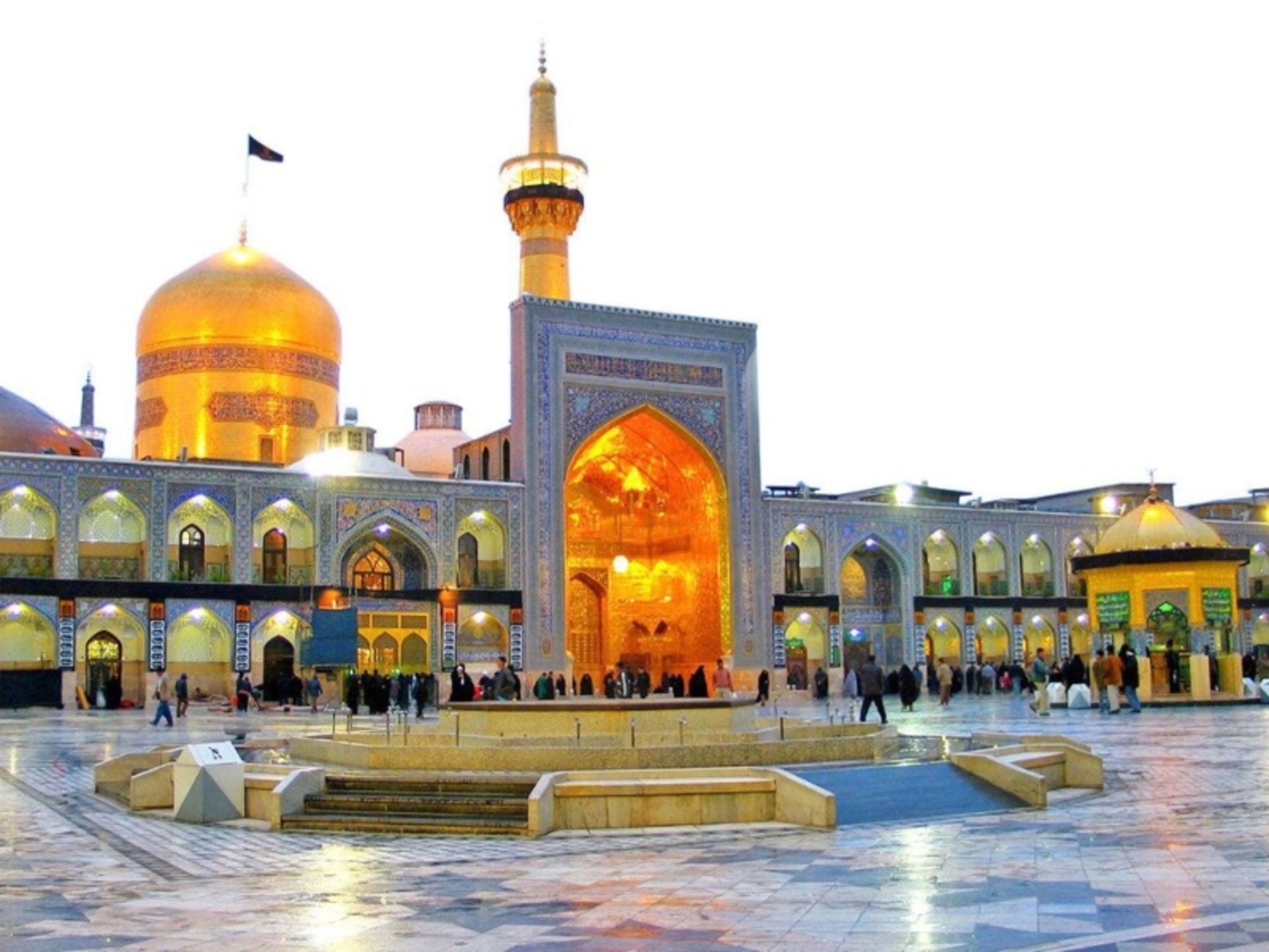 The presence of pilgrims in the shrine of Imam Reza (AS)