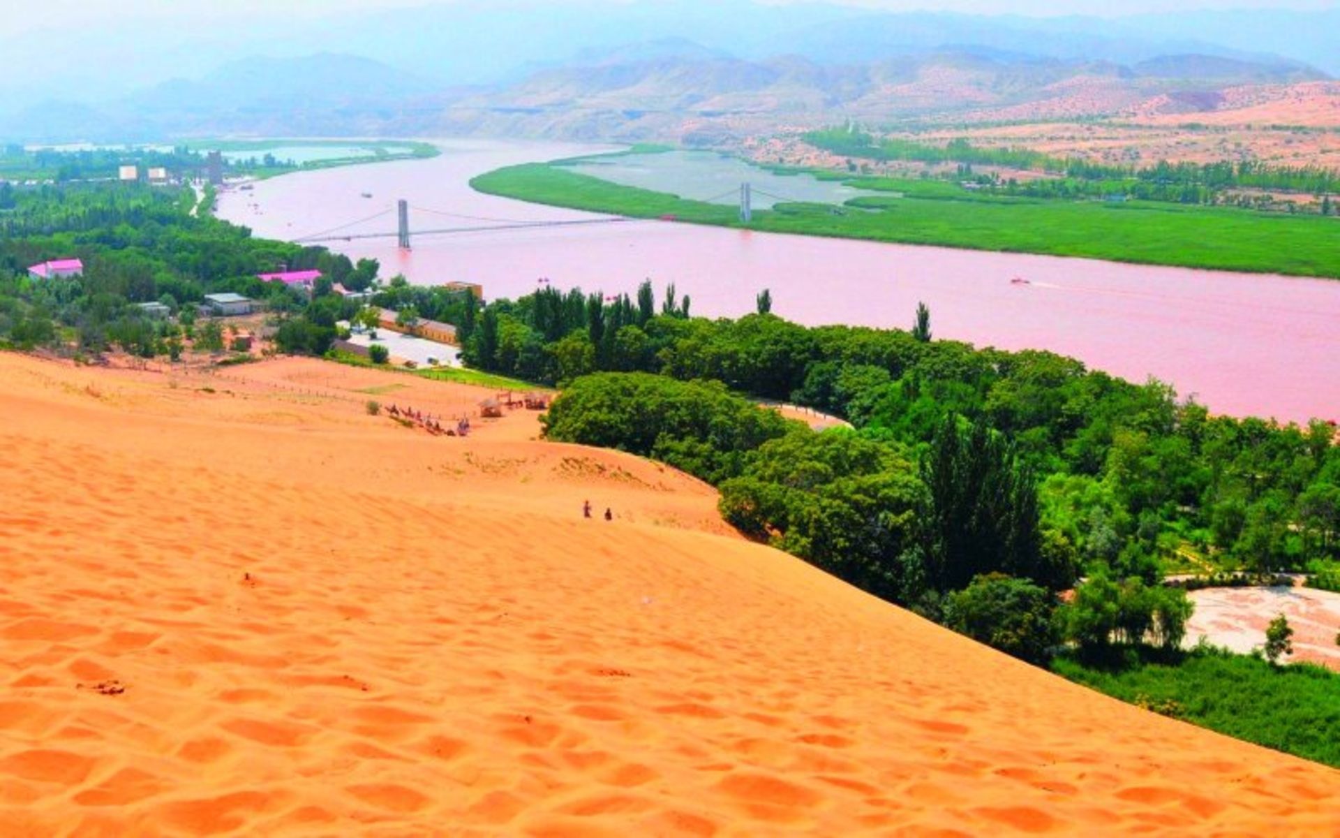 Shapoto Desert next to the lush nature and river