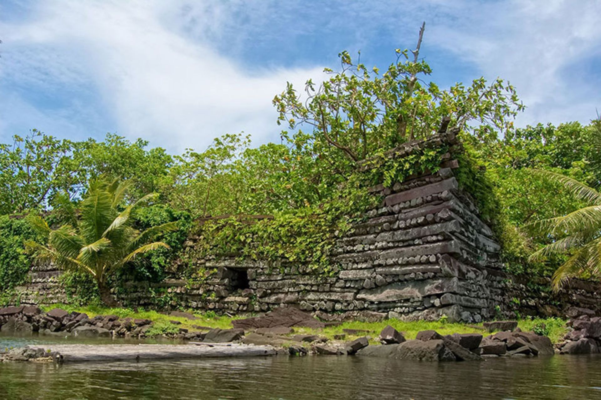 Structural Structures in Madol Micronesi 