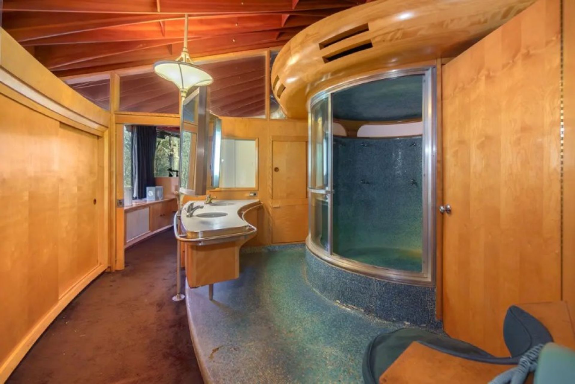 UFO building toilet