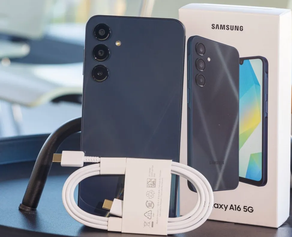 Coes inside the Galaxy A16 package