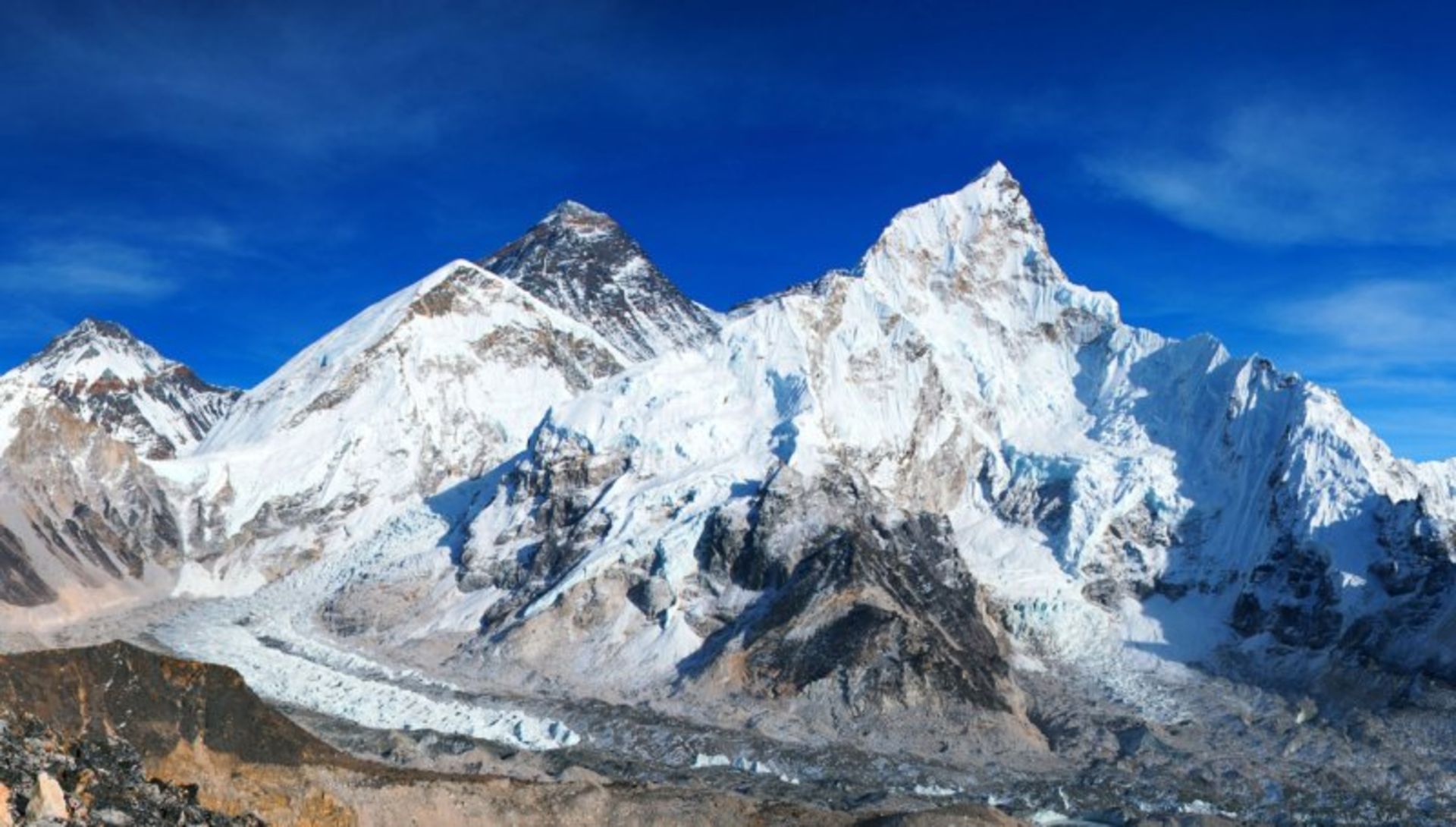 Everest Mouain on the sunny day