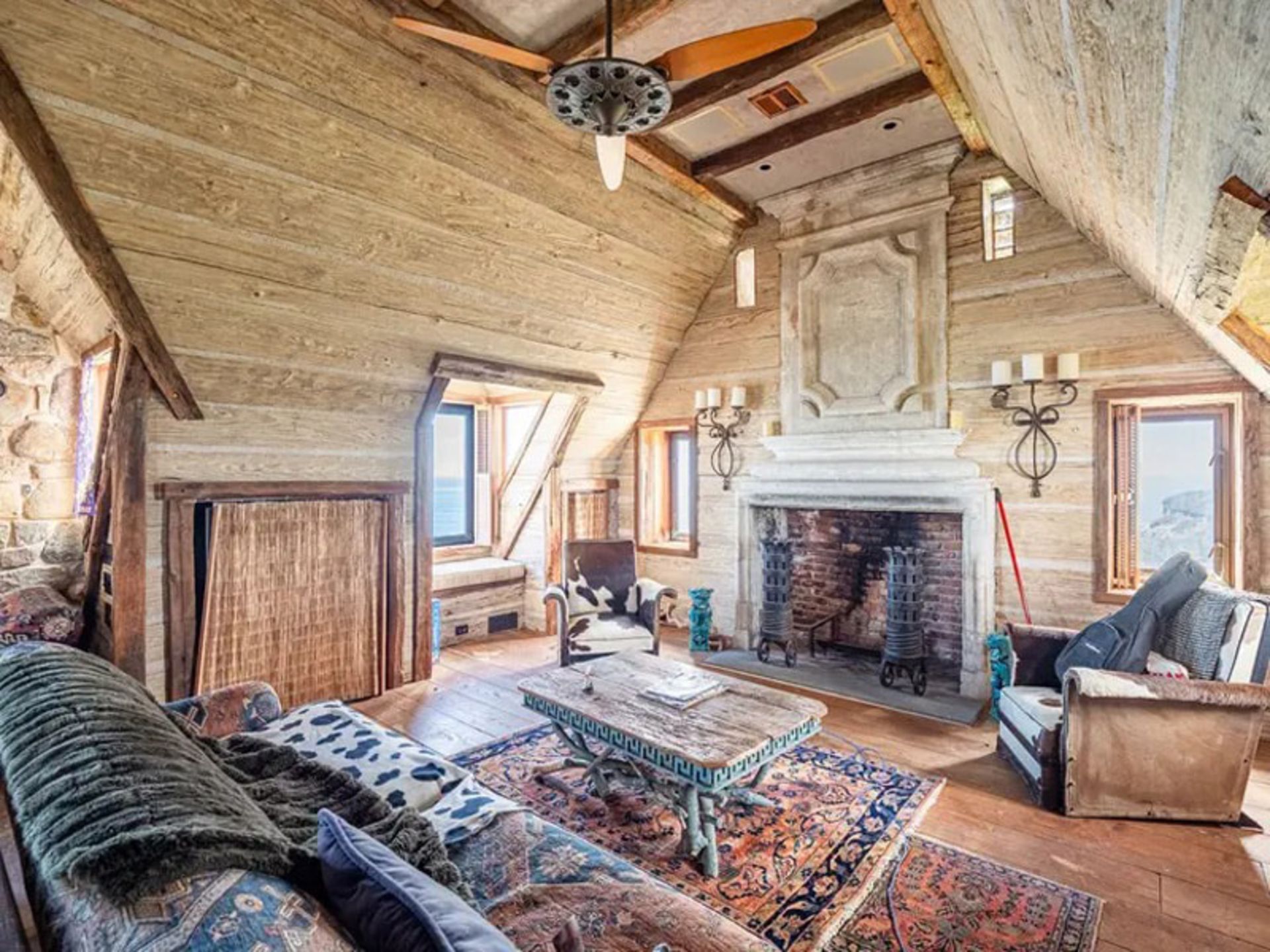 Living room with firefighting fireplaces in Moawak's stone mansion