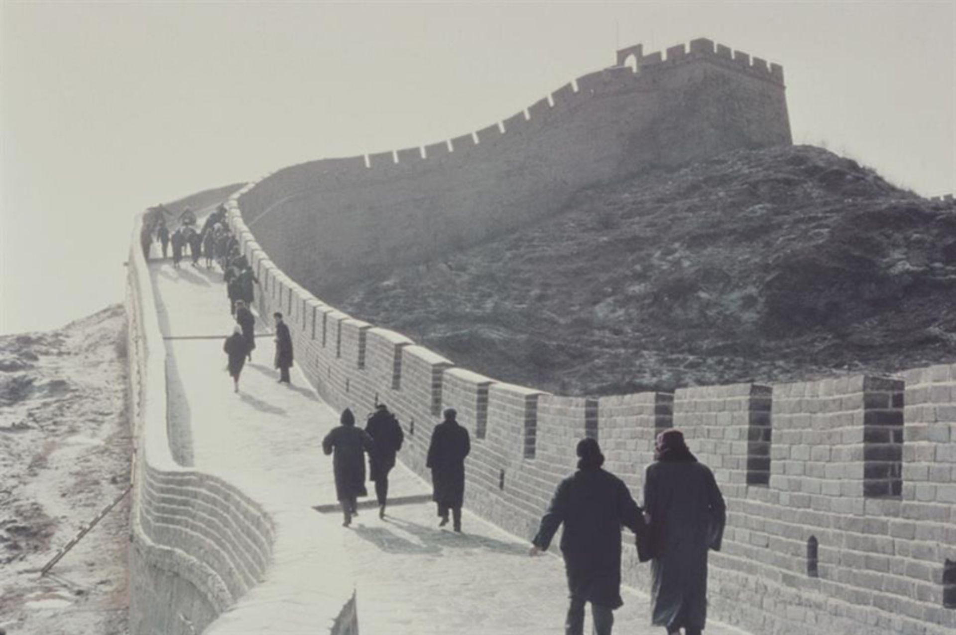 Old photo of tourists' presence on the Great Wall of China