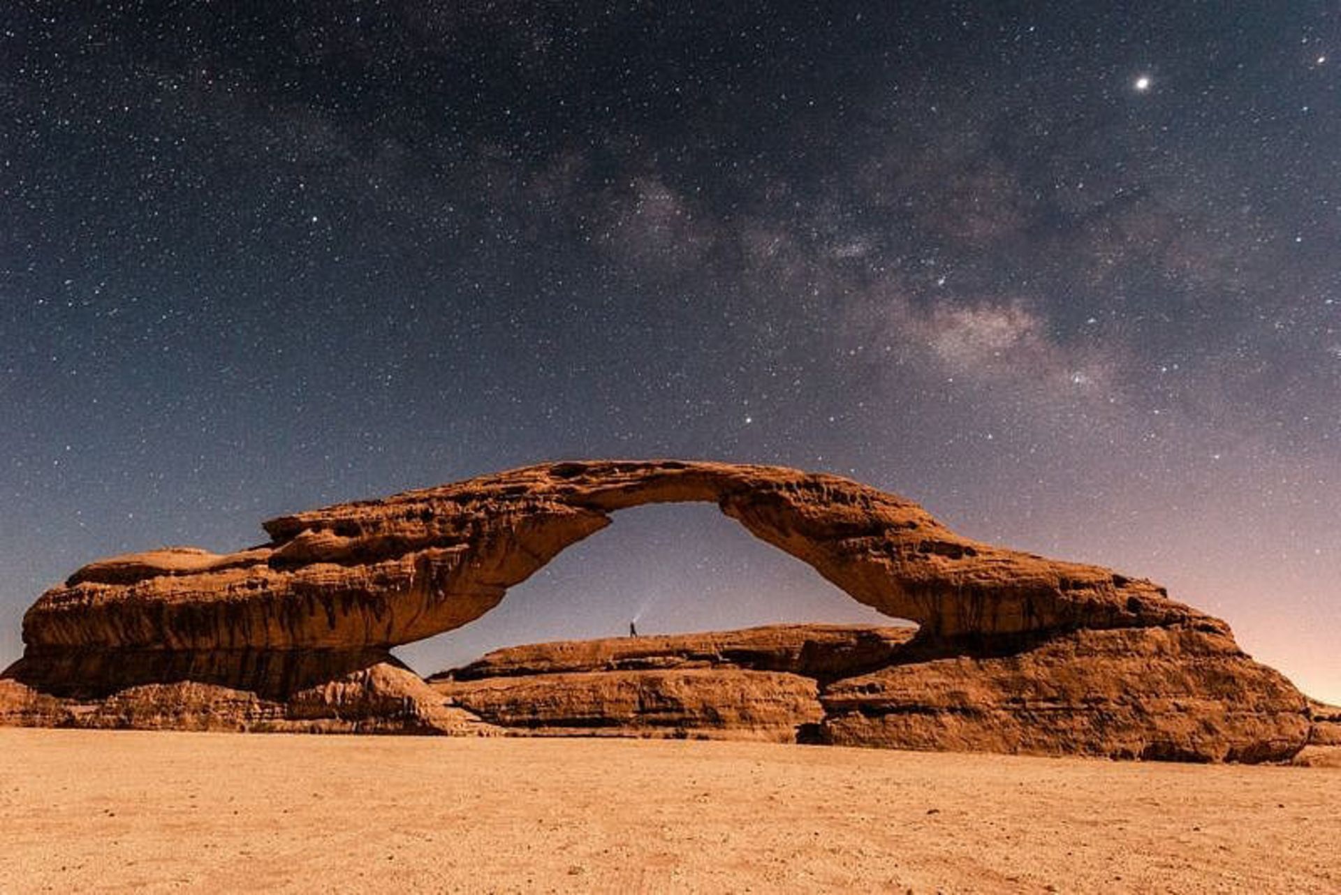 The stone arch under the starry sky in the desert area of ​​Al -Ala