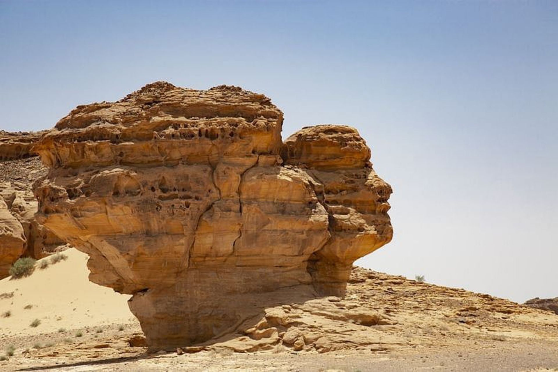 A stone -shaped stone in the middle of the desert in Saudi Arabia