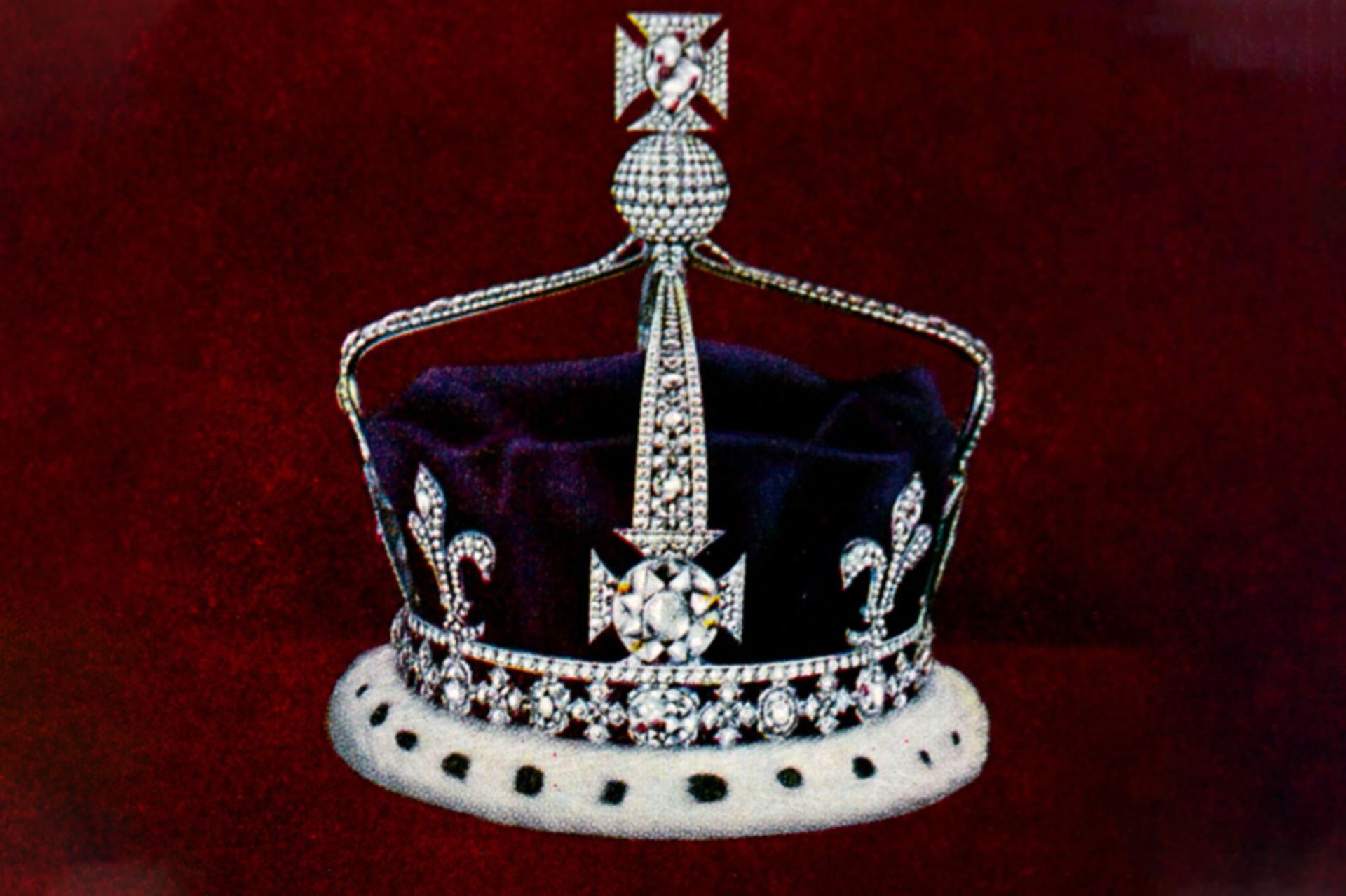 Diamond Mou Noor on the crown of the Queen of England