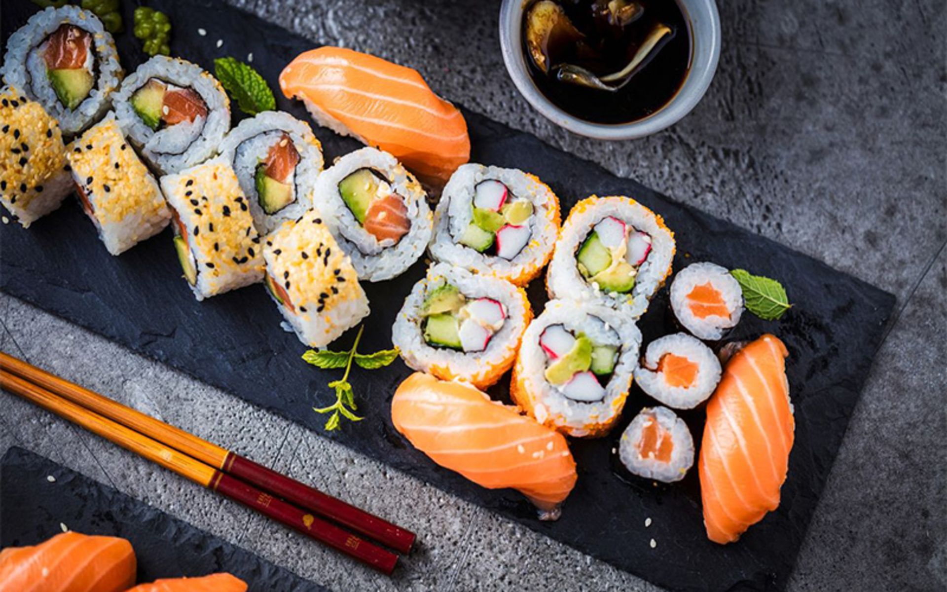 Sushi tray with sauce