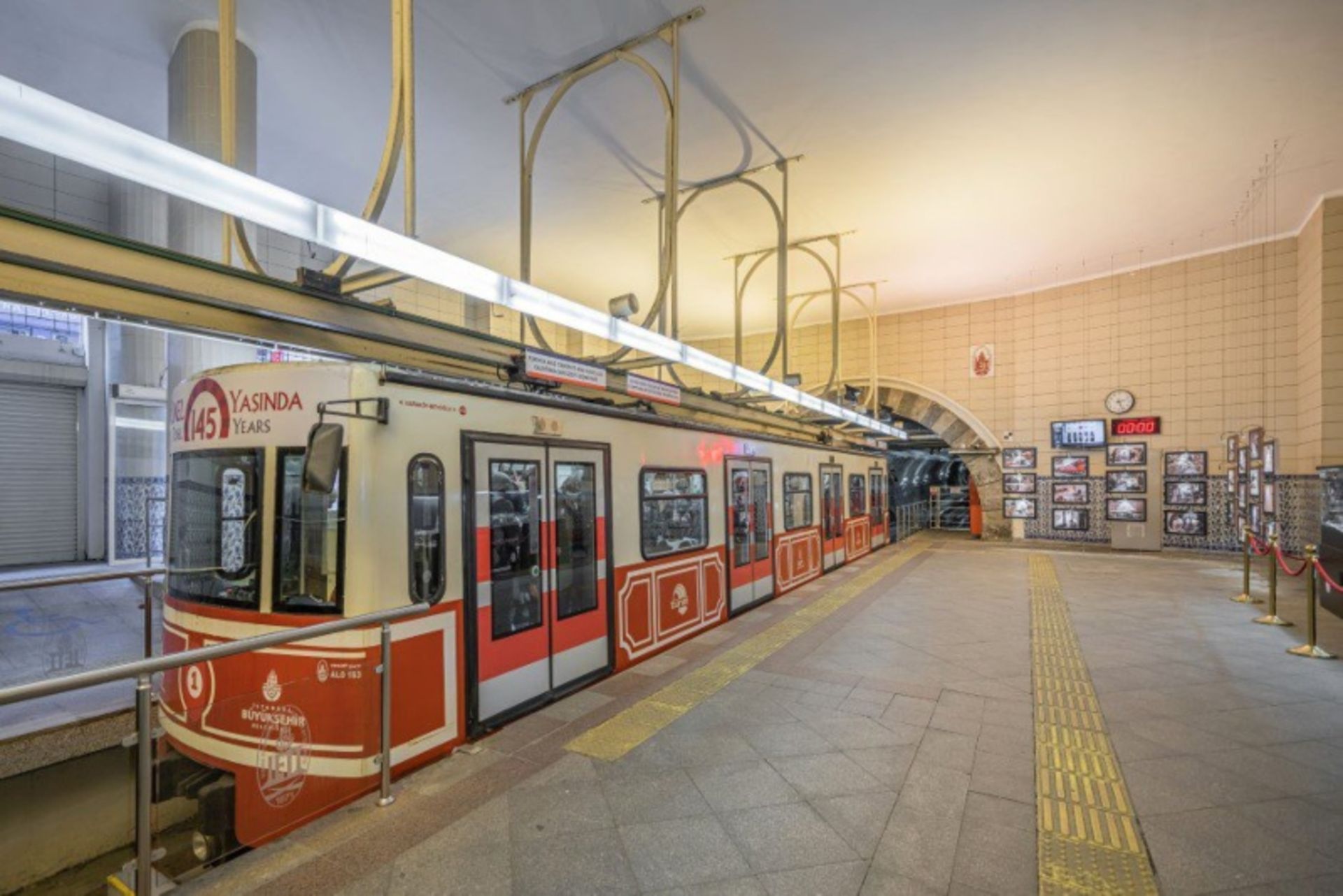 Istanbul subway tunnel space
