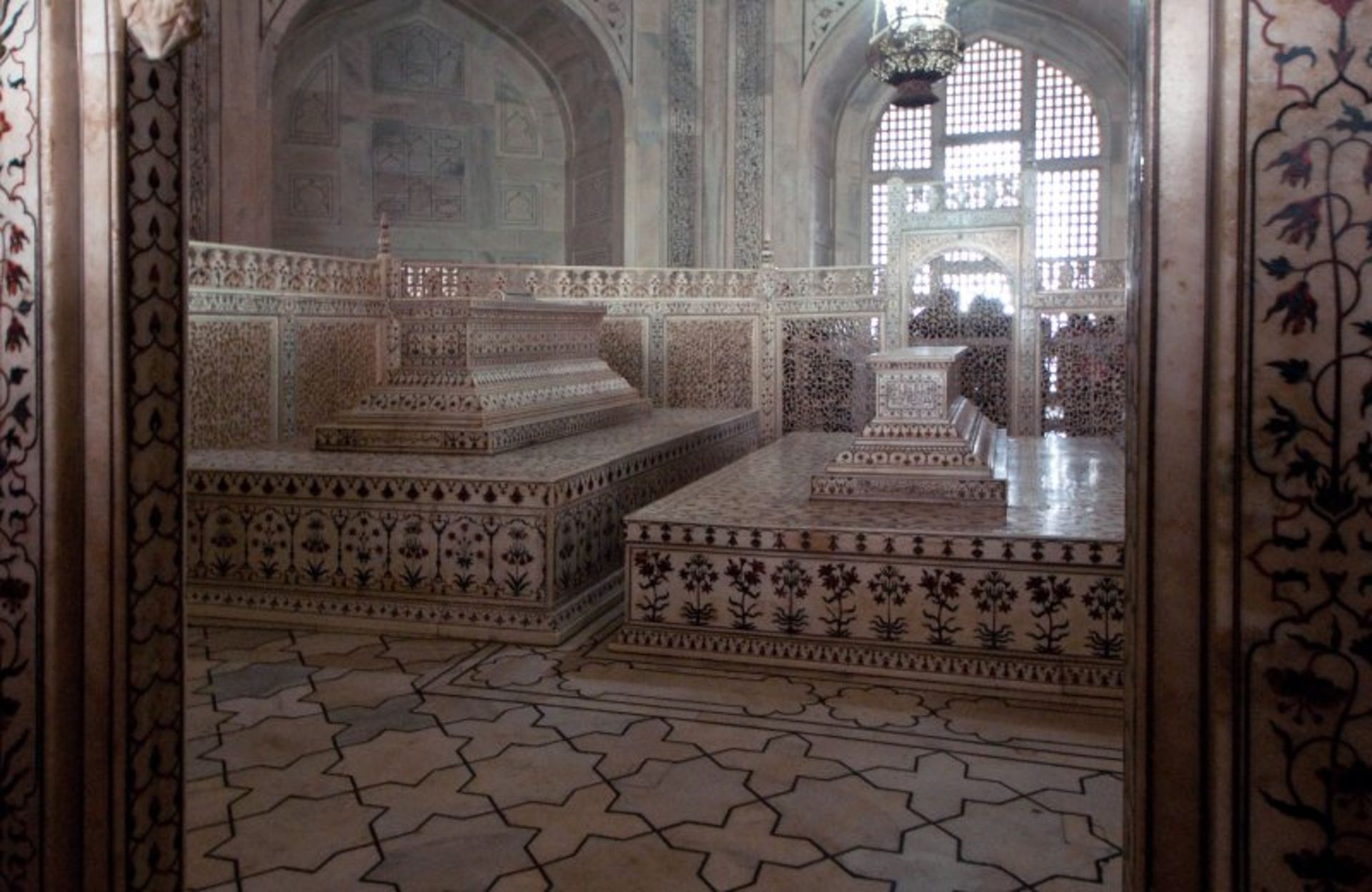 The tomb of the king of the world and the privileged place in the crown
