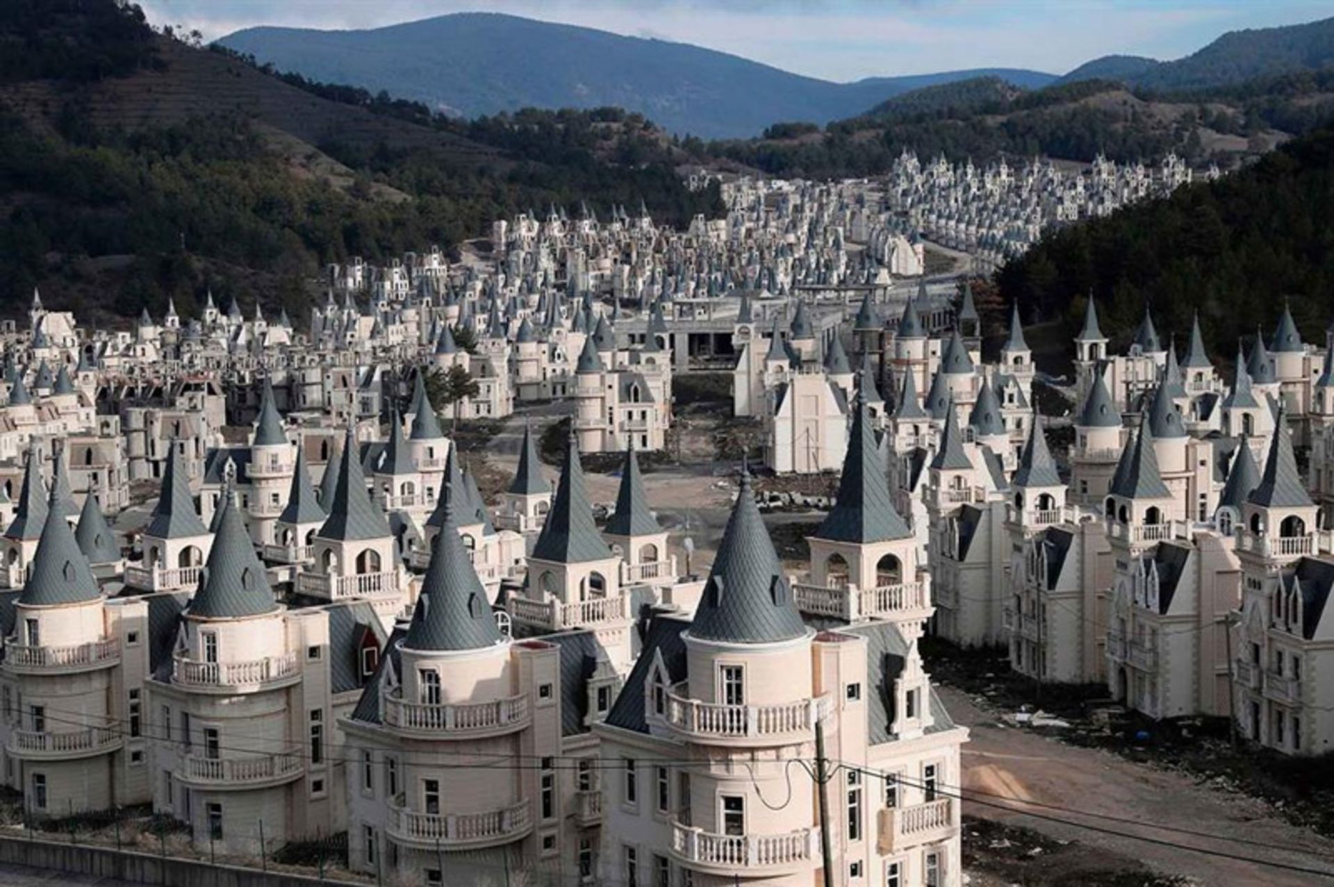 Uniform towers in the city of al -Babas in Türkiye