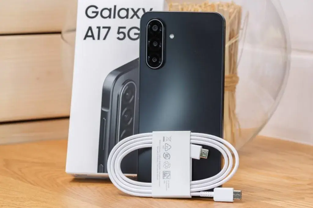 The coes of the Galaxy A17 packaging