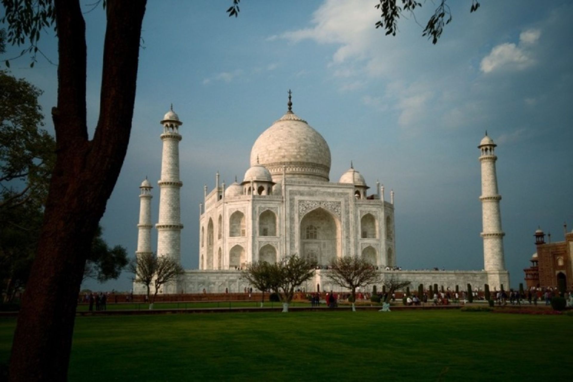 Nature around the Taj Mahal building