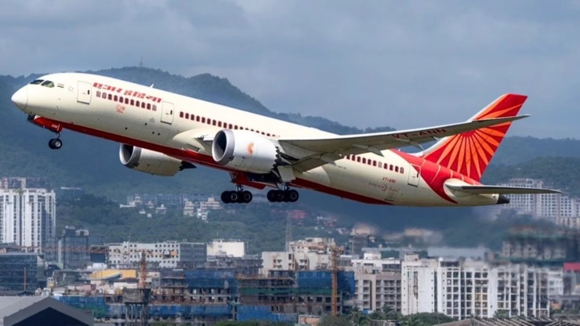 India Airlines Airlines over the city