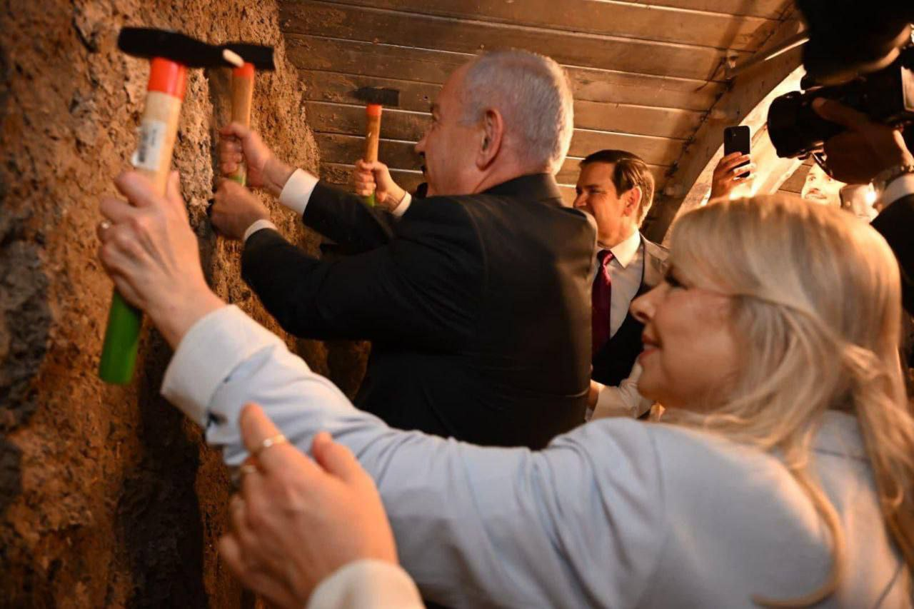 Publishing a US Secretary of State Image while drilling near al -Aqsa mosque!+ Photos