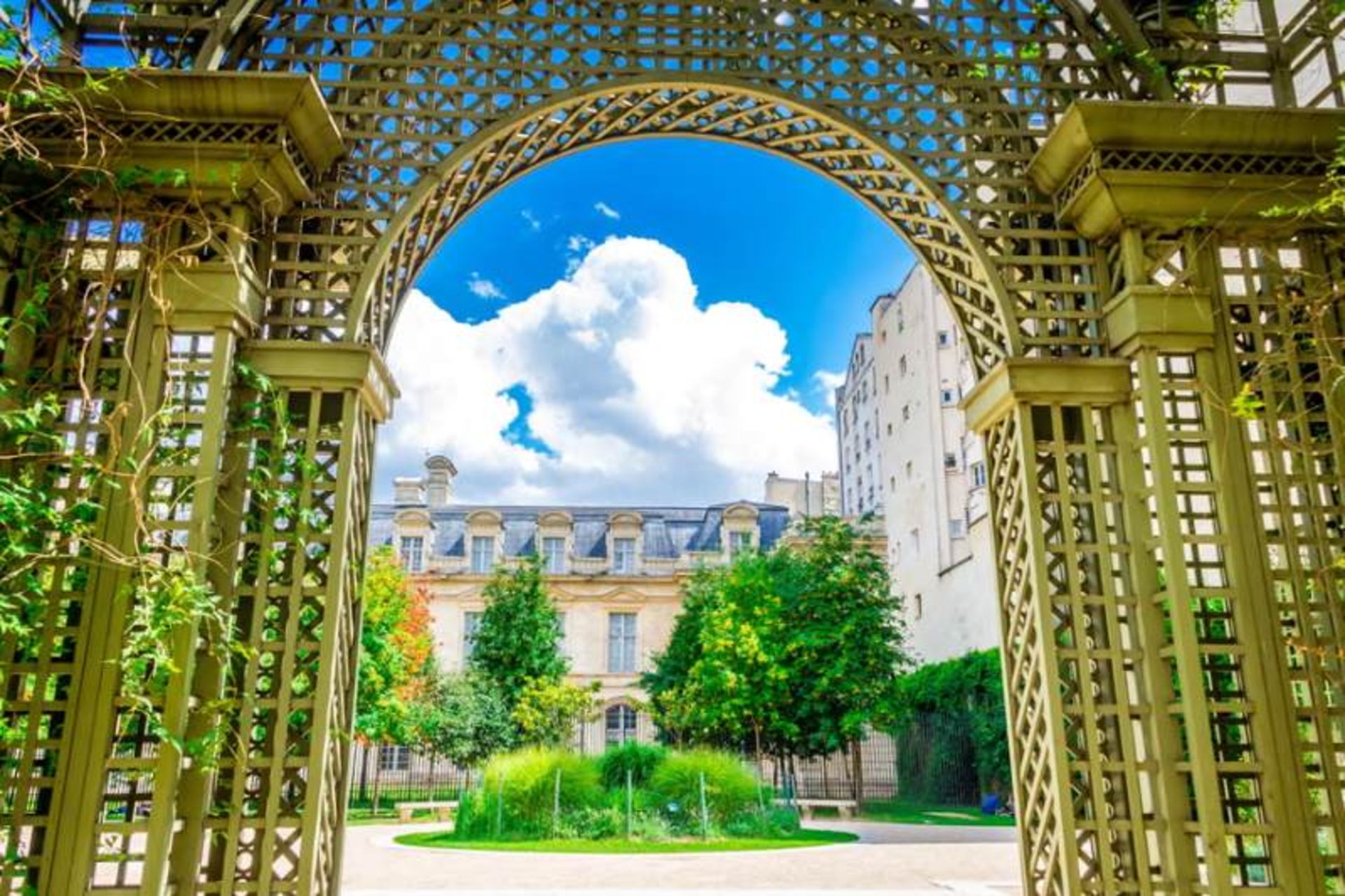 The lush nature of Anne Frank Paris
