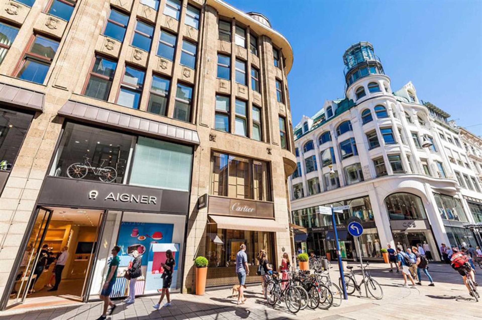 People next to luxury stores at Hamburg Shopping Ceer