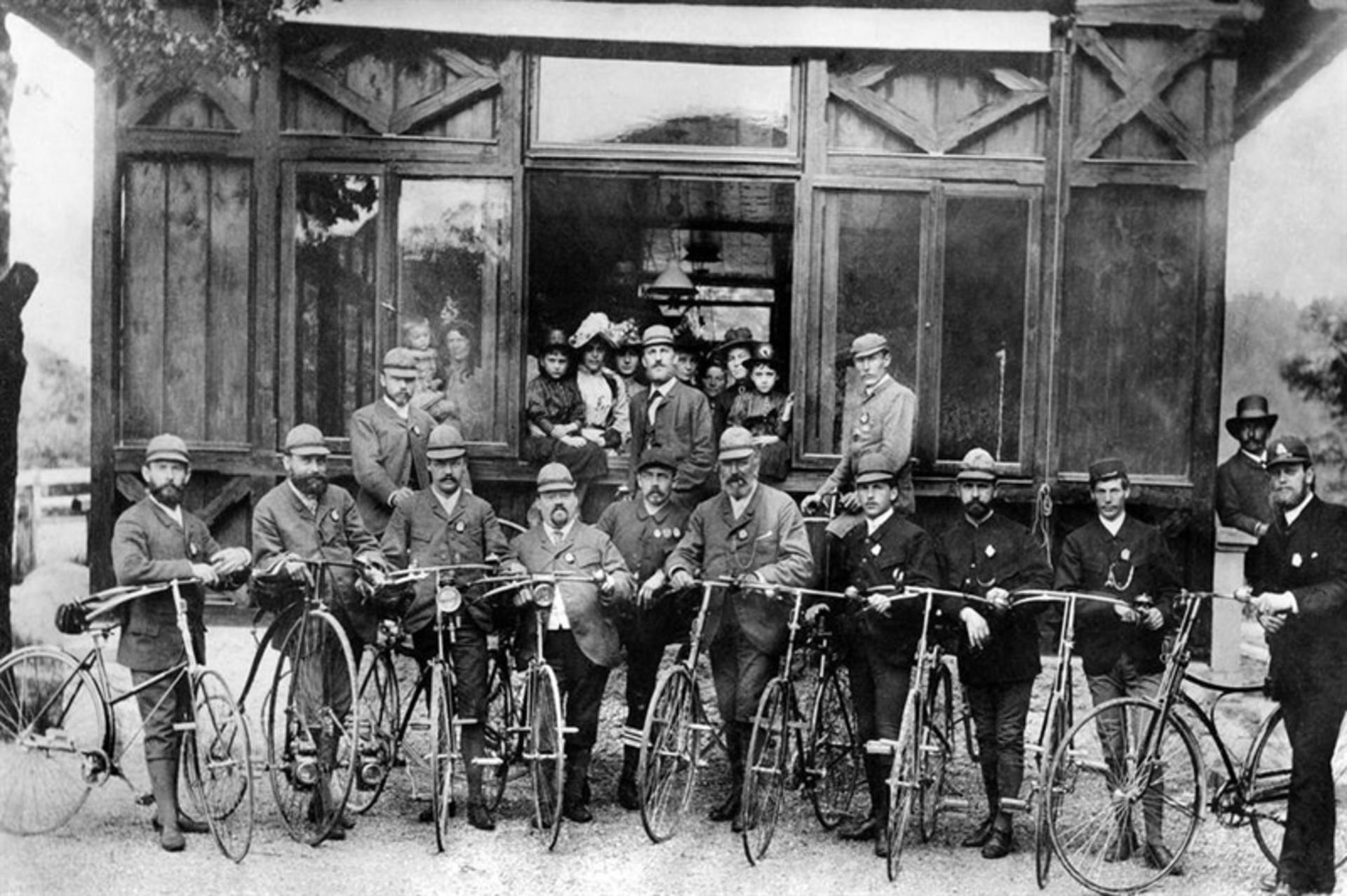 Old photo of a coat club member in Munich