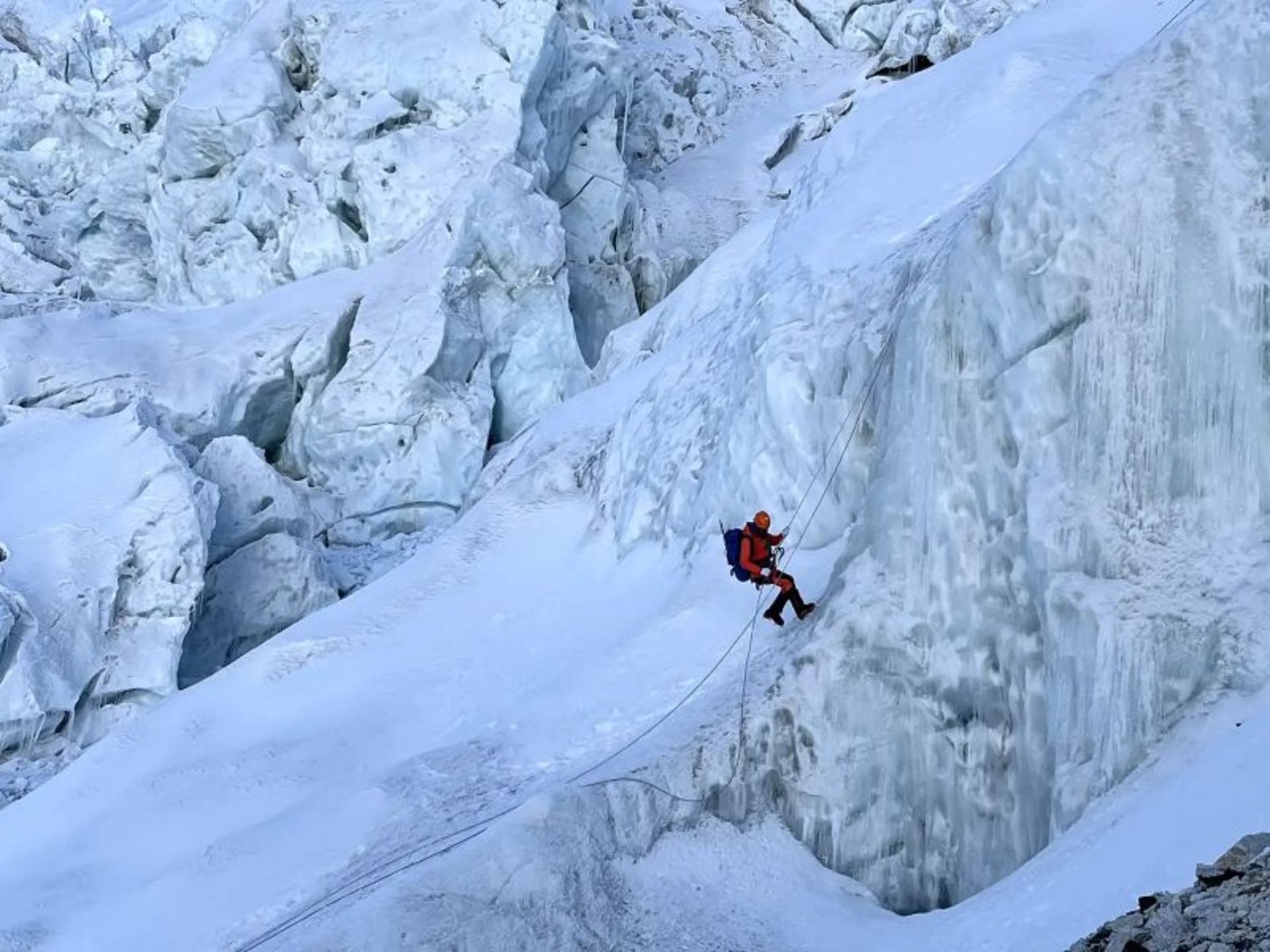 Climbing crosses the Ice Falls in the Everest Mouain
