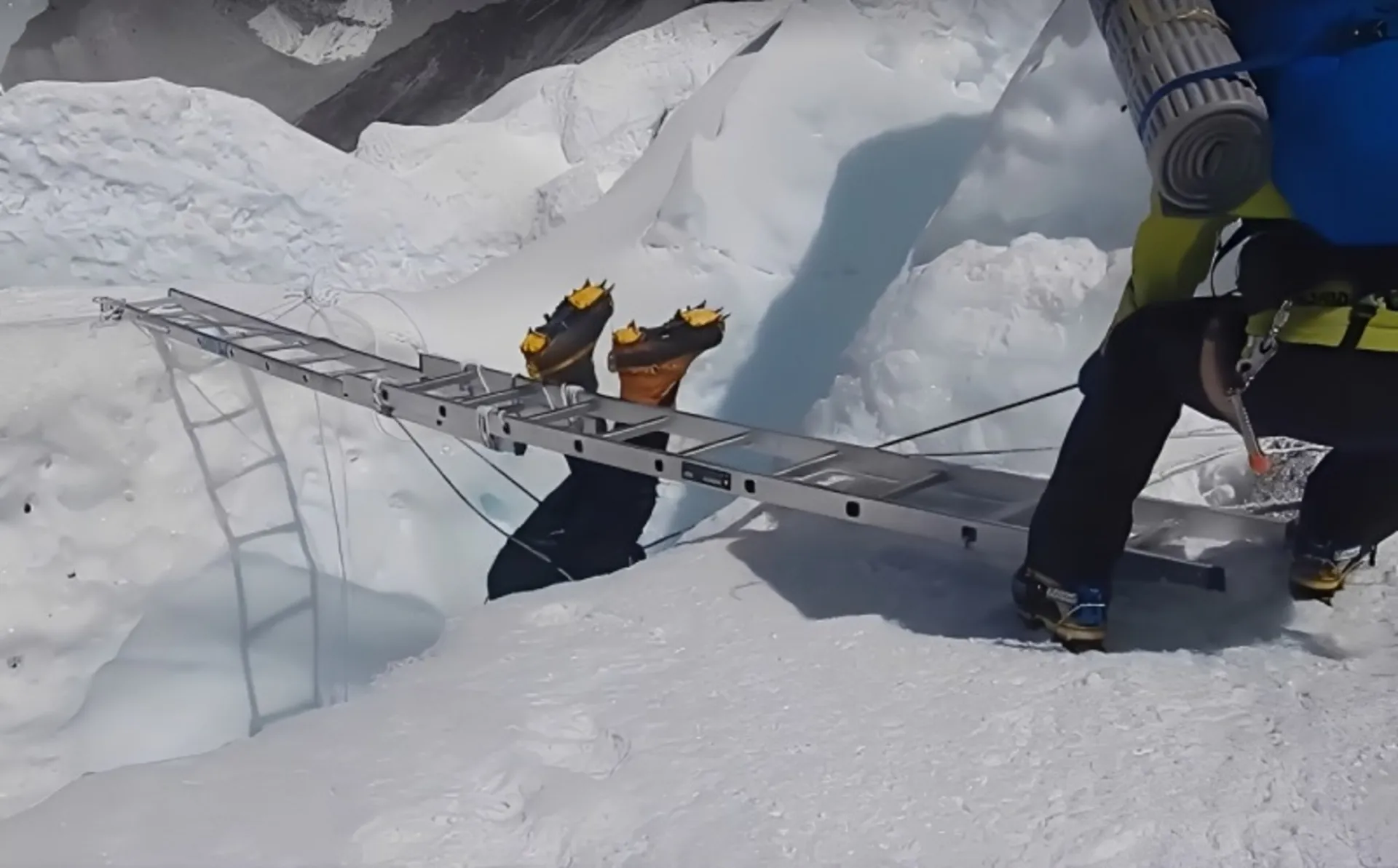 Mouaineering equipme in Everest Mouain