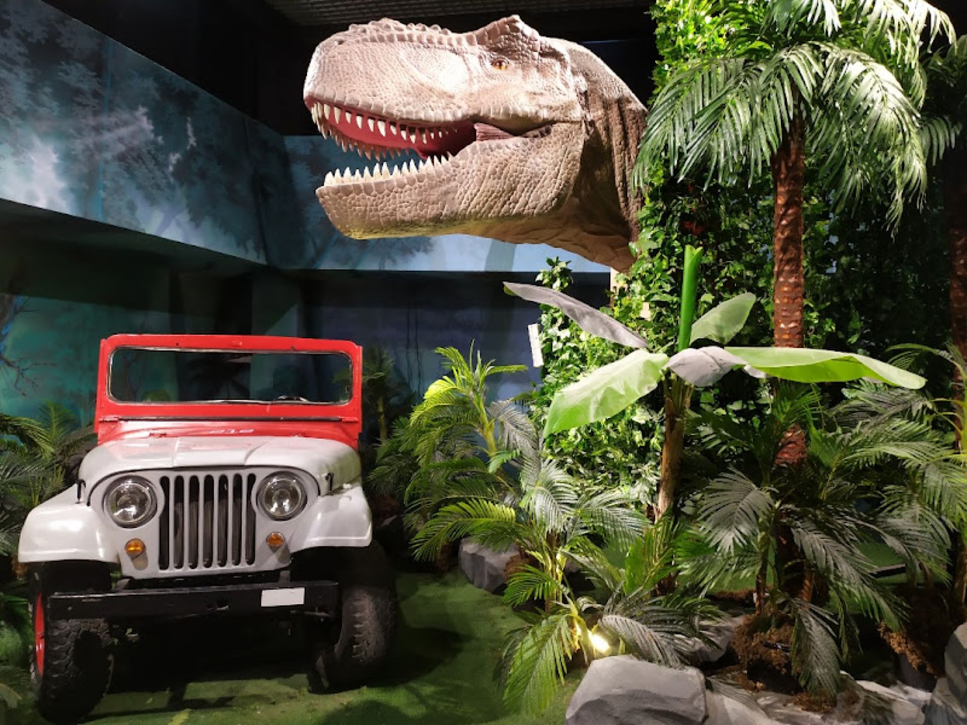 Dinosaur and Jeep in Kish Park Theme