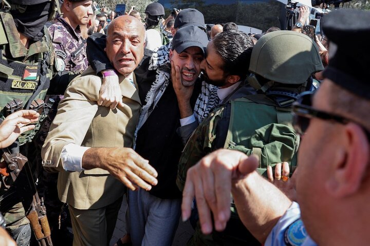 Welcoming Palestinian -free prisoners of cameras; Celebration of Victory + Photo
