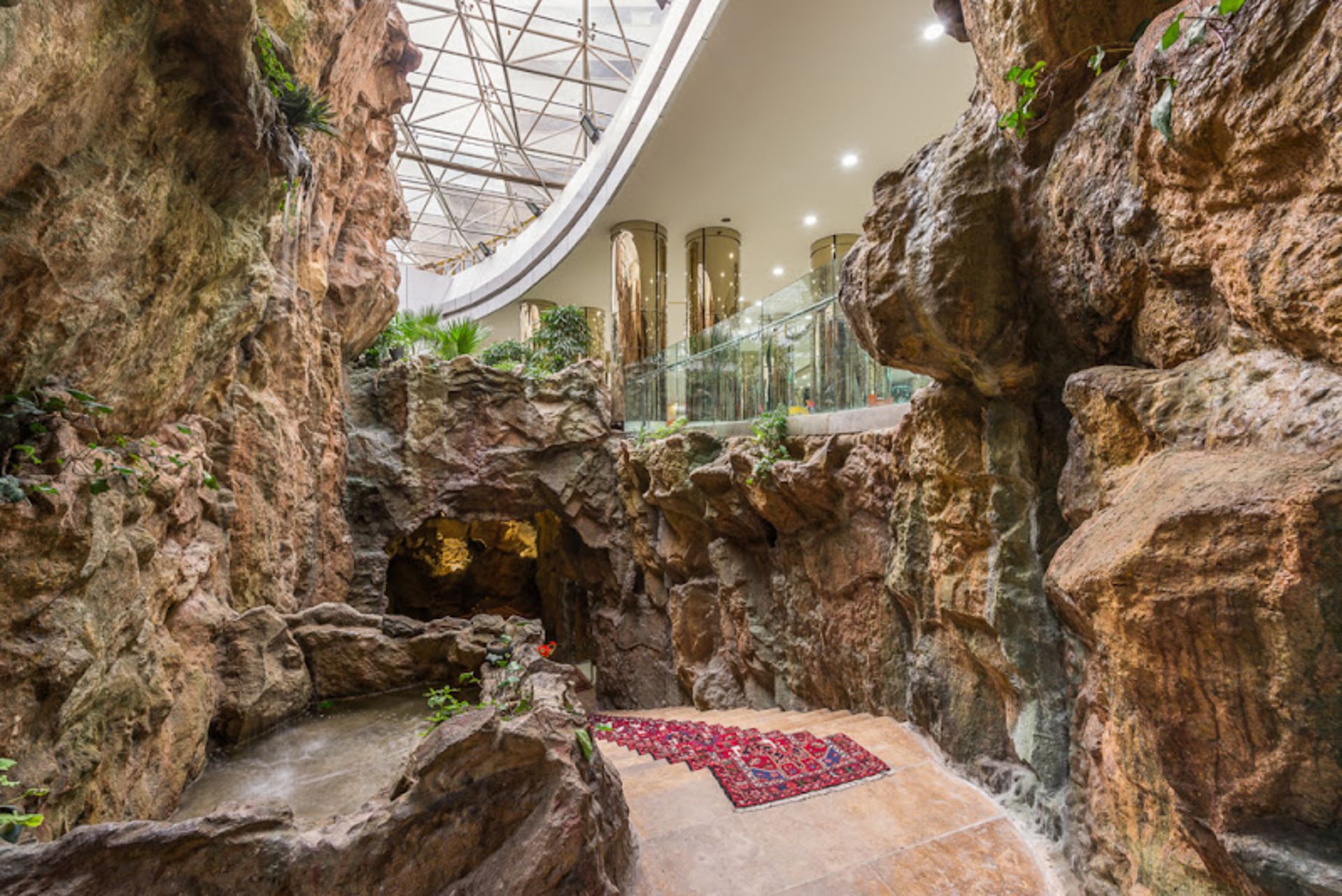 The erance of the restaura-cave in Arman shopping ceer