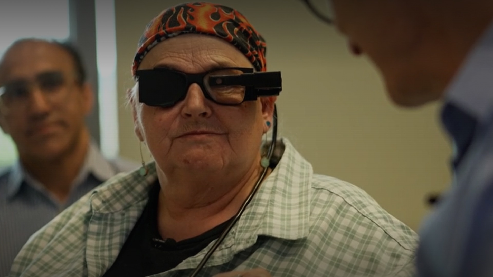 A new eye impla helps blind people read again - Diginoy
