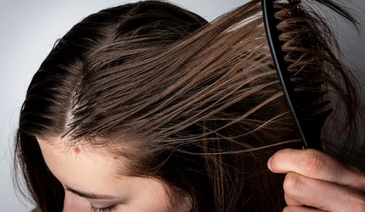 The reasons for the greasy hair of women's hair include: