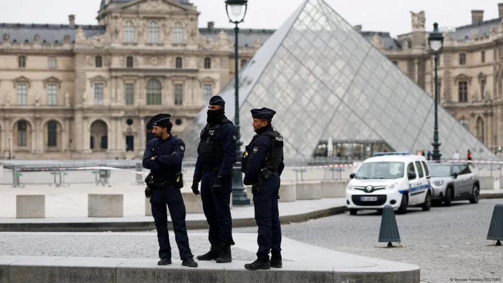The story of the theft of jewels from the Louvre Museum in France