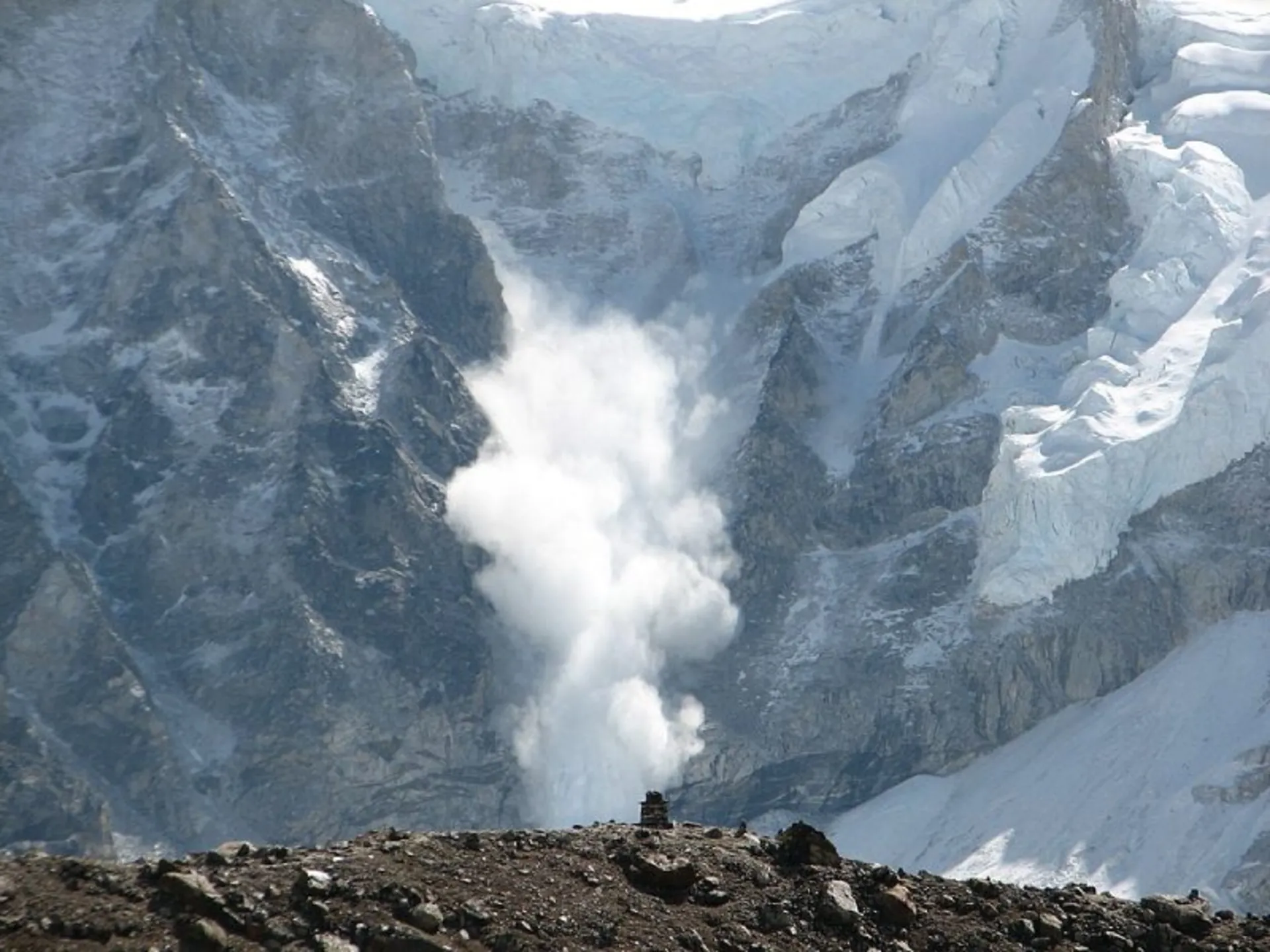 Avalanche in Mou Everest