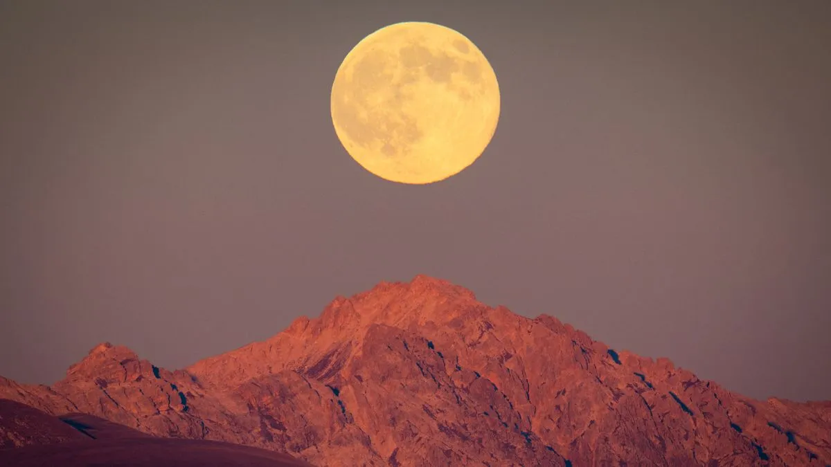 The supermoon next to the peak of Moe Perna